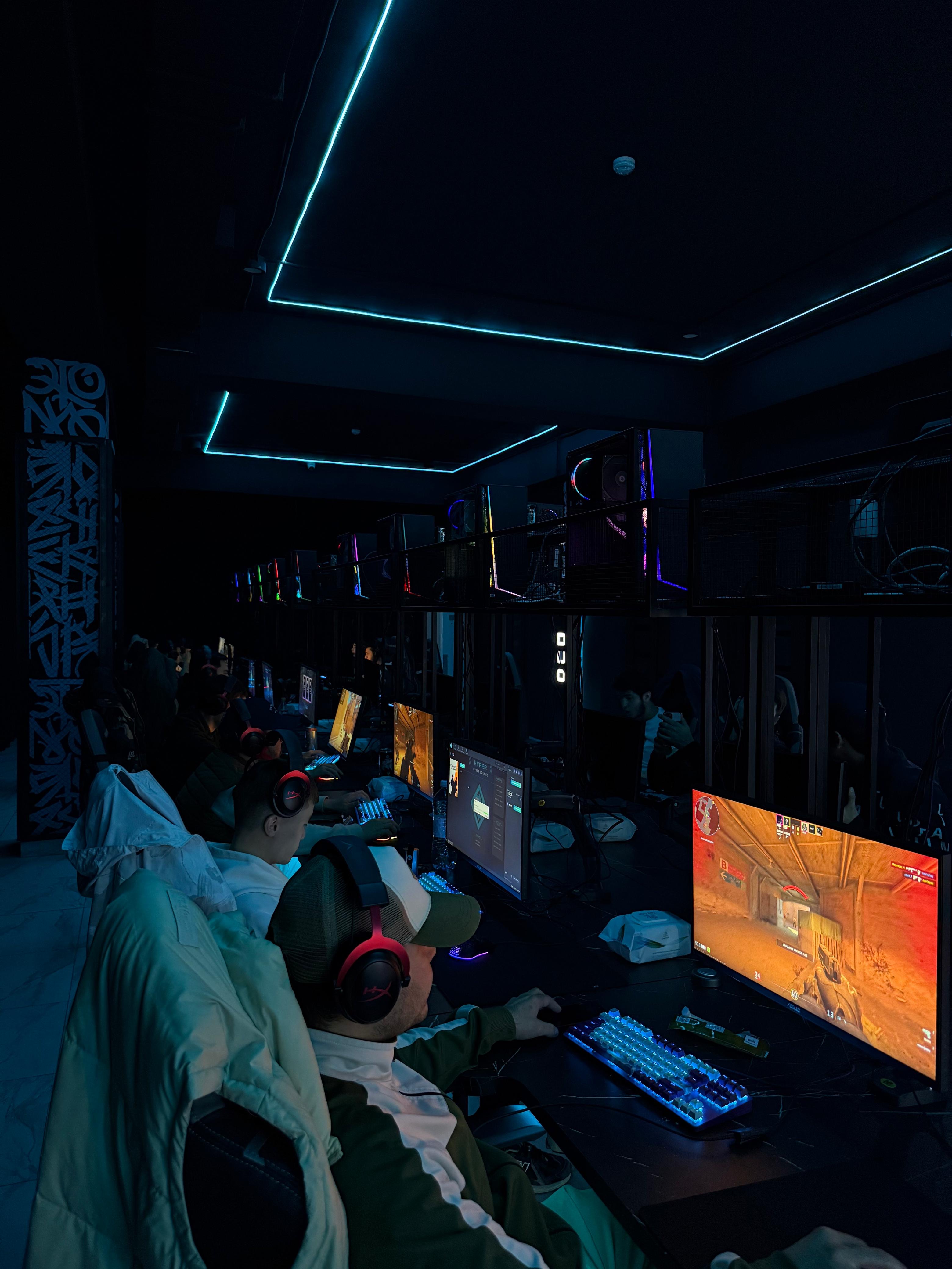 Игроки за компьютерами в HYPER
